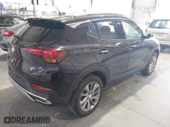 2021 Buick Encore GX Essence z VIN KL4MMGSL1MB150807, wystawiony jako IAAI lot #42650838 z przebiegiem 46 076 mil mil oraz . Historia ofert i sprzedaży dostępna na DreamBid. Obrazek 4.