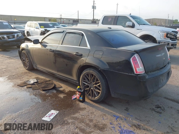 2013 Chrysler 300 S z VIN 2C3CCABT8DH709962, wystawiony jako IAAI lot #42070142 z przebiegiem 156 690 mil mil oraz . Historia ofert i sprzedaży dostępna na DreamBid. Obrazek 3.