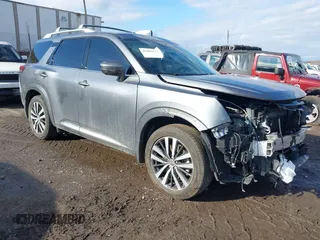 2024 Nissan Pathfinder Platinum z VIN 5N1DR3DK3RC222009, wystawiony jako IAAI lot #41469118 z przebiegiem 13 663 mil mil oraz . Historia ofert i sprzedaży dostępna na DreamBid. Obrazek 1.
