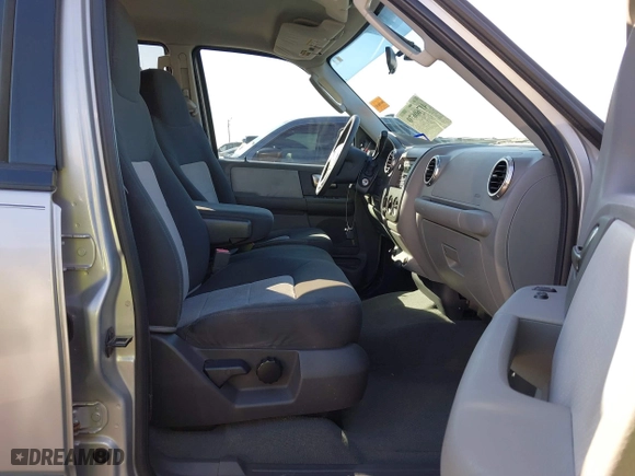 2004 Ford Expedition XLS with VIN 1FMRU13W64LB51765, listed as a IAAI auction lot 41760670 with 84,333 mi miles. Bid and sale history available at carsss.com. Image 5.