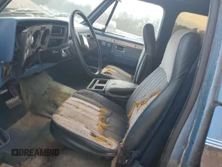 1985 GMC Suburban z VIN 1G5GC26M0FF525438, wystawiony jako Copart lot #47074415 z przebiegiem 5135 mil mil oraz Szkody całkowita. Historia ofert i sprzedaży dostępna na DreamBid. Obrazek 7.