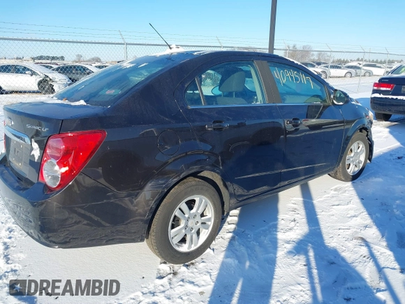 2015 Chevrolet Sonic LT z VIN 1G1JC5SH8F4194265, wystawiony jako IAAI lot #40945117 z przebiegiem 77 229 mil mil oraz . Historia ofert i sprzedaży dostępna na DreamBid. Obrazek 4.