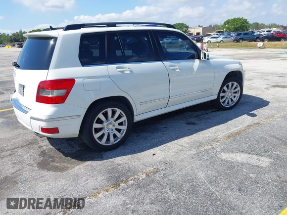 2012 Mercedes-Benz GLK GLK 350 with VIN WDCGG5GB8CF735979, listed as a IAAI auction lot 41931333 with 124,649 mi miles. Bid and sale history available at carsss.com. Image 4.