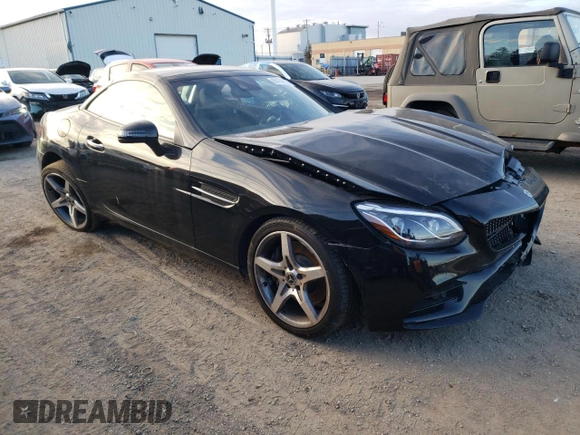 2020 Mercedes-Benz SLC 300 z VIN W1KPK3JA7LF171157, wystawiony jako Copart lot #83157894 z przebiegiem Nie podano mil oraz Szkody całkowita. Historia ofert i sprzedaży dostępna na DreamBid. Obrazek 4.