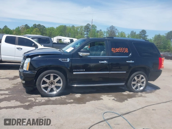 2008 Cadillac Escalade z VIN 1GYEC63818R112129, wystawiony jako IAAI lot #42005558 z przebiegiem 162 875 mil mil oraz . Historia ofert i sprzedaży dostępna na DreamBid. Obrazek 14.