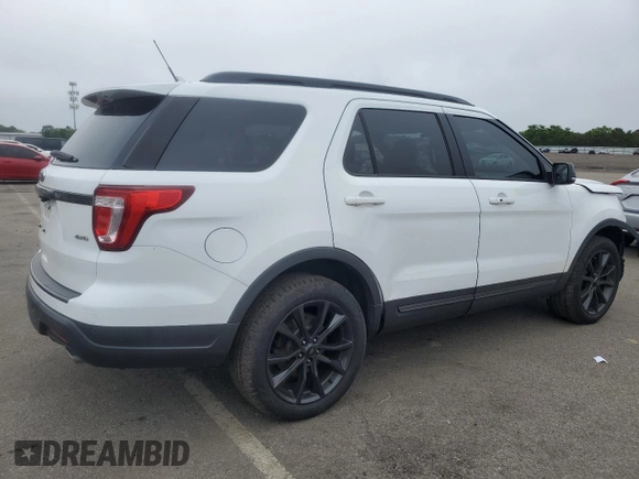 2019 Ford Explorer XLT z VIN 1FM5K8D84KGA57144, wystawiony jako Copart lot #60521115 z przebiegiem 131 517 mil mil oraz Szkoda całkowita • Salvage title. Historia ofert i sprzedaży dostępna na DreamBid. Obrazek 3.