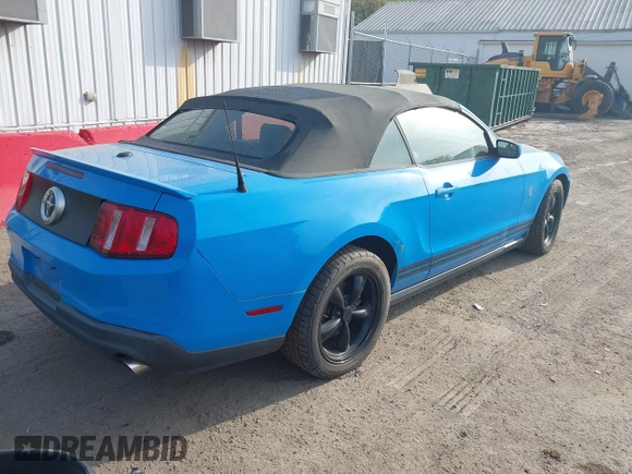 2011 Ford Mustang V6 z VIN 1ZVBP8EM4B5110048, wystawiony jako IAAI lot #42104845 z przebiegiem 141 294 mil mil oraz . Historia ofert i sprzedaży dostępna na DreamBid. Obrazek 4.