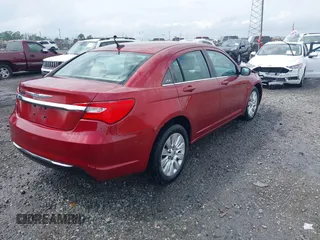 2013 Chrysler 200 LX z VIN 1C3CCBAG2DN767549, wystawiony jako IAAI lot #42081076 z przebiegiem 121 759 mil mil oraz . Historia ofert i sprzedaży dostępna na DreamBid. Obrazek 4.