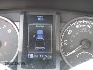 2017 Toyota Tacoma SR5 z VIN 5TFAZ5CN6HX047115, wystawiony jako IAAI lot #42124289 z przebiegiem 133 245 mil mil oraz . Historia ofert i sprzedaży dostępna na DreamBid. Obrazek 7.