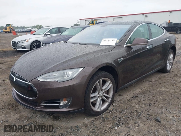 2013 Tesla Model S с VIN 5YJSA1CG0DFP14013, выставлен на аукционе IAAI как лот 42352134 с пробегом 99 996 миль миль и . История ставок и продаж доступна на DreamBid. Изображение 2.