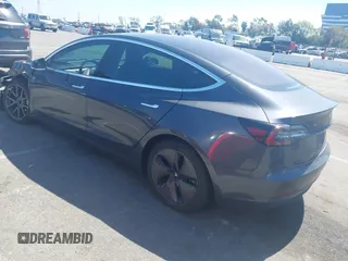 2018 Tesla Model 3 Long Range Battery z VIN 5YJ3E1EA9JF042319, wystawiony jako IAAI lot #41871931 z przebiegiem 138 837 mil mil oraz . Historia ofert i sprzedaży dostępna na DreamBid. Obrazek 3.