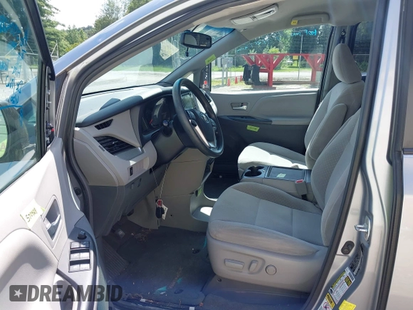 2017 Toyota Sienna LE Auto Access Seat z VIN 5TDKZ3DC9HS791965, wystawiony jako IAAI lot #42624689 z przebiegiem 88 383 mil mil oraz . Historia ofert i sprzedaży dostępna na DreamBid. Obrazek 5.