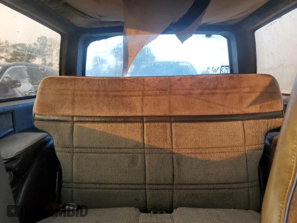 1988 Chevrolet Blazer z VIN 1GNCS18R7J8221699, wystawiony jako Copart lot #59299785 z przebiegiem 307 873 mil mil oraz Czysty tytuł • Clean title. Historia ofert i sprzedaży dostępna na DreamBid. Obrazek 10.