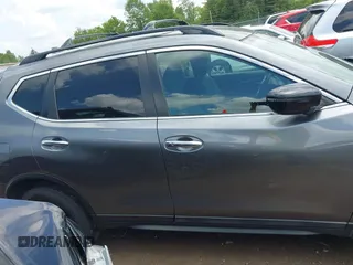 2018 Nissan Rogue SV z VIN 5N1AT2MV3JC720403, wystawiony jako IAAI lot #42287651 z przebiegiem 94 156 mil mil oraz . Historia ofert i sprzedaży dostępna na DreamBid. Obrazek 13.