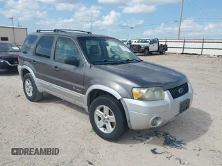 2005 Ford Escape Hybrid with VIN 1FMCU95H55KC07544, listed as a IAAI auction lot 42104756 with 250,109 mi miles. Bid and sale history available at carsss.com. Image 1.