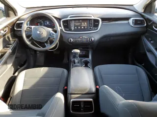 2020 Kia Sorento LX z VIN 5XYPG4A32LG671064, wystawiony jako Copart lot #43046395 z przebiegiem 87 186 mil mil oraz Szkoda całkowita • Salvage title. Historia ofert i sprzedaży dostępna na DreamBid. Obrazek 8.