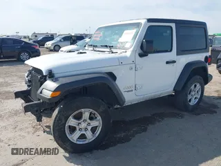 2020 Jeep Wrangler Sport S с VIN 1C4GJXAG3LW275413, выставлен на аукционе IAAI как лот 41884921 с пробегом 63 727 миль миль и . История ставок и продаж доступна на DreamBid. Изображение 18.