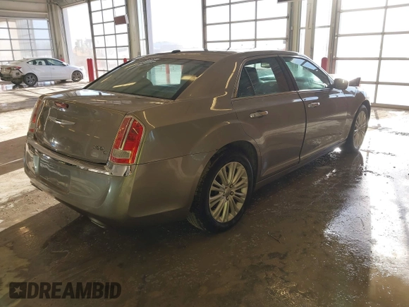 2014 Chrysler 300 C z VIN 2C3CCAKG6EH273214, wystawiony jako IAAI lot #41656641 z przebiegiem 211 121 mil mil oraz . Historia ofert i sprzedaży dostępna na DreamBid. Obrazek 4.