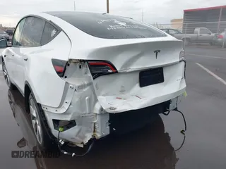 2020 Tesla Model Y Long Range z VIN 5YJYGDEE3LF043800, wystawiony jako IAAI lot #41590220 z przebiegiem 62 341 mil mil oraz . Historia ofert i sprzedaży dostępna na DreamBid. Obrazek 6.