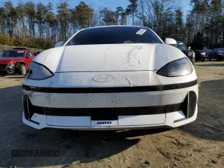 2023 Hyundai Ioniq 6 SEL z VIN KMHM34AA7PA021936, wystawiony jako Copart lot #42296684 z przebiegiem 5962 mil mil oraz . Historia ofert i sprzedaży dostępna na DreamBid. Obrazek 5.