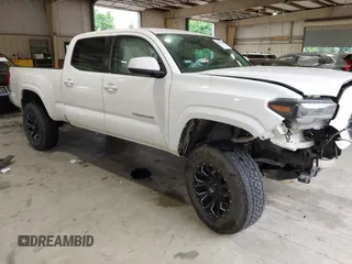 2016 Toyota Tacoma SR5 z VIN 5TFDZ5BN9GX011917, wystawiony jako IAAI lot #42369669 z przebiegiem 156 653 mil mil oraz . Historia ofert i sprzedaży dostępna na DreamBid. Obrazek 1.