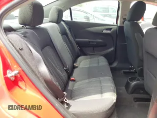 2014 Chevrolet Sonic LT z VIN 1G1JC5SH9E4173410, wystawiony jako Copart lot #55698145 z przebiegiem 97 106 mil mil oraz Nie do naprawy. Historia ofert i sprzedaży dostępna na DreamBid. Obrazek 10.