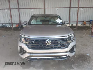 2024 Volkswagen Atlas SEL Premium R-Line z VIN 1V2FE2CA3RC242710, wystawiony jako IAAI lot #42021488 z przebiegiem 20 048 mil mil oraz . Historia ofert i sprzedaży dostępna na DreamBid. Obrazek 12.