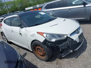 2015 Hyundai Veloster z VIN KMHTC6AD8FU228494, wystawiony jako IAAI lot #42231797 z przebiegiem 111 141 mil mil oraz . Historia ofert i sprzedaży dostępna na DreamBid. Obrazek 1.