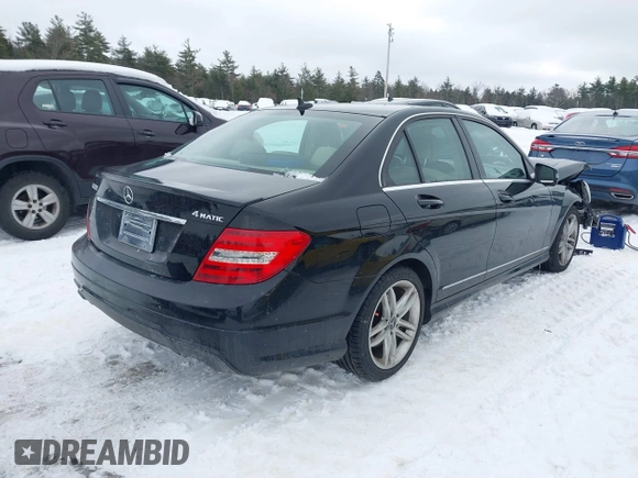 2013 Mercedes-Benz C 300 Sport z VIN WDDGF8AB2DG124530, wystawiony jako IAAI lot #41553508 z przebiegiem 110 654 mil mil oraz . Historia ofert i sprzedaży dostępna na DreamBid. Obrazek 4.
