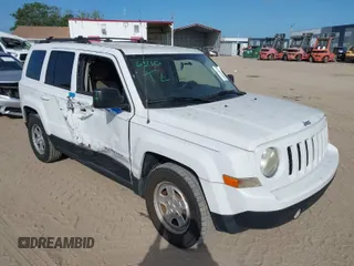 2011 Jeep Patriot Latitude with VIN 1J4NT1GA4BD128118, listed as a IAAI auction lot 41910208 with 109,513 mi miles. Bid and sale history available at carsss.com. Image 1.