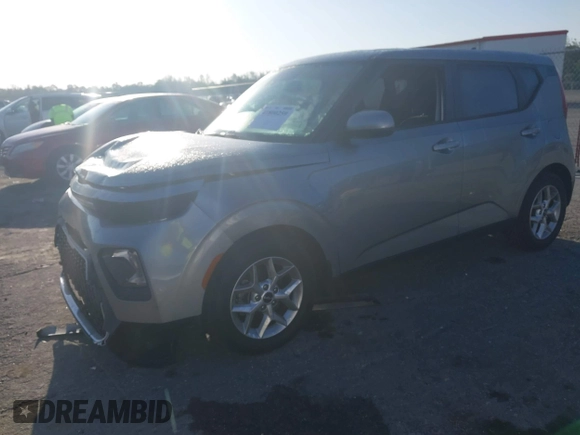 2022 Kia Soul LX with VIN KNDJ23AU7N7805591, listed as a IAAI auction lot 41800259 with 15,589 mi miles. Bid and sale history available at carsss.com. Image 2.