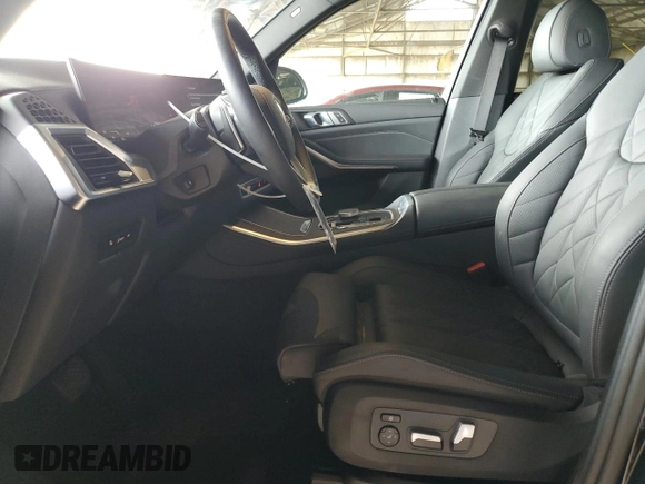 2025 BMW X5 sDrive40i z VIN 5UX13EU05S9W65198, wystawiony jako Copart lot #48498235 z przebiegiem 2 475 mil mil oraz Szkoda całkowita • Salvage title. Historia ofert i sprzedaży dostępna na DreamBid. Obrazek 7.