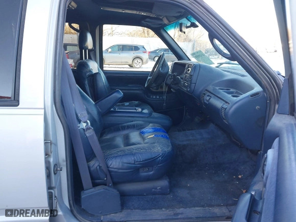 1996 Chevrolet Tahoe with VIN 1GNEK13R3TJ318572, listed as a IAAI auction lot 41419555 with 199,201 mi miles. Bid and sale history available at carsss.com. Image 5.