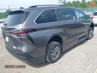 2024 Toyota Sienna XLE z VIN 5TDJRKEC0RS180714, wystawiony jako IAAI lot #42291589 z przebiegiem 4452 mil mil oraz . Historia ofert i sprzedaży dostępna na DreamBid. Obrazek 4.