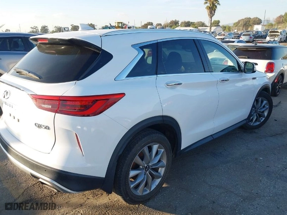 2021 Infiniti QX50 LUXE with VIN 3PCAJ5BA8MF102626, listed as a IAAI auction lot 38420561 with 30,436 mi miles. Bid and sale history available at carsss.com. Image 4.