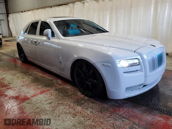 2011 Rolls-Royce Ghost z VIN SCA664S53BUX49600, wystawiony jako Copart lot #85953614 z przebiegiem 45 937 mil mil oraz Nie do naprawy • Non repairable. Historia ofert i sprzedaży dostępna na DreamBid. Obrazek 4.