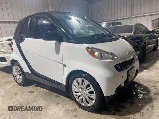 2012 Smart fortwo Pure z VIN WMEEJ3BA5CK540092, wystawiony jako Copart lot #57123825 z przebiegiem 59 356 mil mil oraz Szkody całkowita. Historia ofert i sprzedaży dostępna na DreamBid. Obrazek 1.