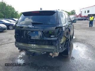 2018 Ford Police Interceptor Utility z VIN 1FM5K8AR4JGB93026, wystawiony jako IAAI lot #41975110 z przebiegiem 104 386 mil mil oraz . Historia ofert i sprzedaży dostępna na DreamBid. Obrazek 6.