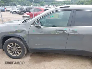 2019 Jeep Cherokee Latitude Plus z VIN 1C4PJMLB2KD367381, wystawiony jako IAAI lot #42493800 z przebiegiem 188 356 mil mil oraz . Historia ofert i sprzedaży dostępna na DreamBid. Obrazek 6.