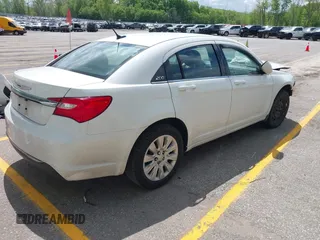 2012 Chrysler 200 LX z VIN 1C3CCBAB6CN296542, wystawiony jako IAAI lot #42270032 z przebiegiem 158 257 mil mil oraz . Historia ofert i sprzedaży dostępna na DreamBid. Obrazek 4.