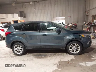 2019 Ford Escape SE z VIN 1FMCU9GDXKUA54699, wystawiony jako IAAI lot #41667188 z przebiegiem 127 376 mil mil oraz . Historia ofert i sprzedaży dostępna na DreamBid. Obrazek 13.
