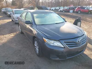 2011 Toyota Camry LE z VIN 4T1BF3EK8BU607435, wystawiony jako IAAI lot #41617179 z przebiegiem 63 102 mil mil oraz . Historia ofert i sprzedaży dostępna na DreamBid. Obrazek 1.