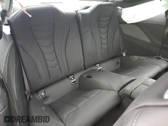 2025 BMW 8 Series M850i xDrive z VIN WBABC4C01SCT38959, wystawiony jako Copart lot #81842724 z przebiegiem Nie podano mil oraz Szkoda całkowita • Salvage title. Historia ofert i sprzedaży dostępna na DreamBid. Obrazek 10.