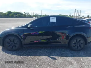 2024 Tesla Model Y z VIN 7SAYGDED6RF191135, wystawiony jako IAAI lot #41790922 z przebiegiem 17 154 mil mil oraz . Historia ofert i sprzedaży dostępna na DreamBid. Obrazek 14.