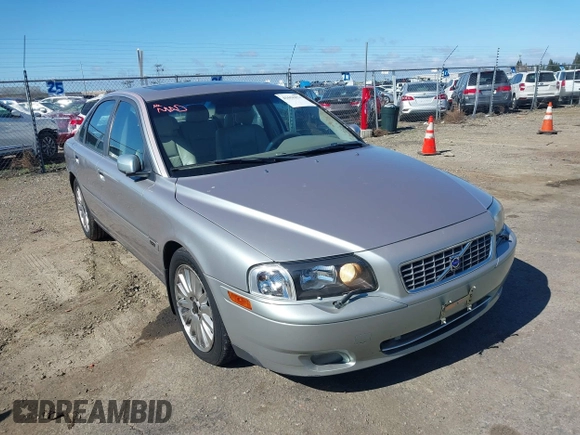 2004 Volvo S80 with VIN YV1TS91Z041376376, listed as a IAAI auction lot 41658074 with 152,894 mi miles. Bid and sale history available at carsss.com. Image 1.