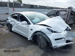 2021 Tesla Model 3 Standard Range Plus z VIN 5YJ3E1EA5MF941392, wystawiony jako IAAI lot #41888597 z przebiegiem 111 617 mil mil oraz . Historia ofert i sprzedaży dostępna na DreamBid. Obrazek 1.