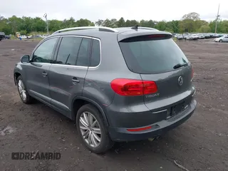 2015 Volkswagen Tiguan S z VIN WVGAV7AX6FW567468, wystawiony jako IAAI lot #42330317 z przebiegiem 143 984 mil mil oraz . Historia ofert i sprzedaży dostępna na DreamBid. Obrazek 3.