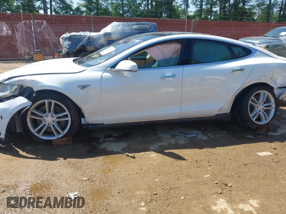 2013 Tesla Model S z VIN 5YJSA1CN6DFP21076, wystawiony jako IAAI lot #41984834 z przebiegiem 154 662 mil mil oraz . Historia ofert i sprzedaży dostępna na DreamBid. Obrazek 14.