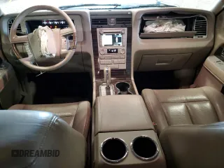 2010 Lincoln Navigator z VIN 5LMJJ2J52AEJ01982, wystawiony jako Copart lot #55949515 z przebiegiem 154 052 mil mil oraz Czysty tytuł • Clean title. Historia ofert i sprzedaży dostępna na DreamBid. Obrazek 8.
