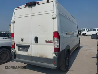 2018 Ram ProMaster Cargo z VIN 3C6TRVDG9JE122797, wystawiony jako IAAI lot #42275056 z przebiegiem 275 341 mil mil oraz . Historia ofert i sprzedaży dostępna na DreamBid. Obrazek 4.